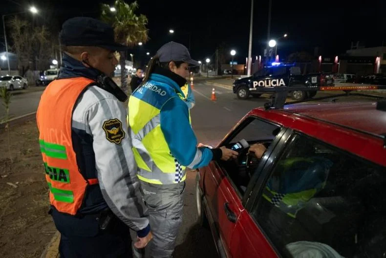 Pese a los controles de alcoholemia y duras multas, siguen manejando conductores ebrios. &nbsp;