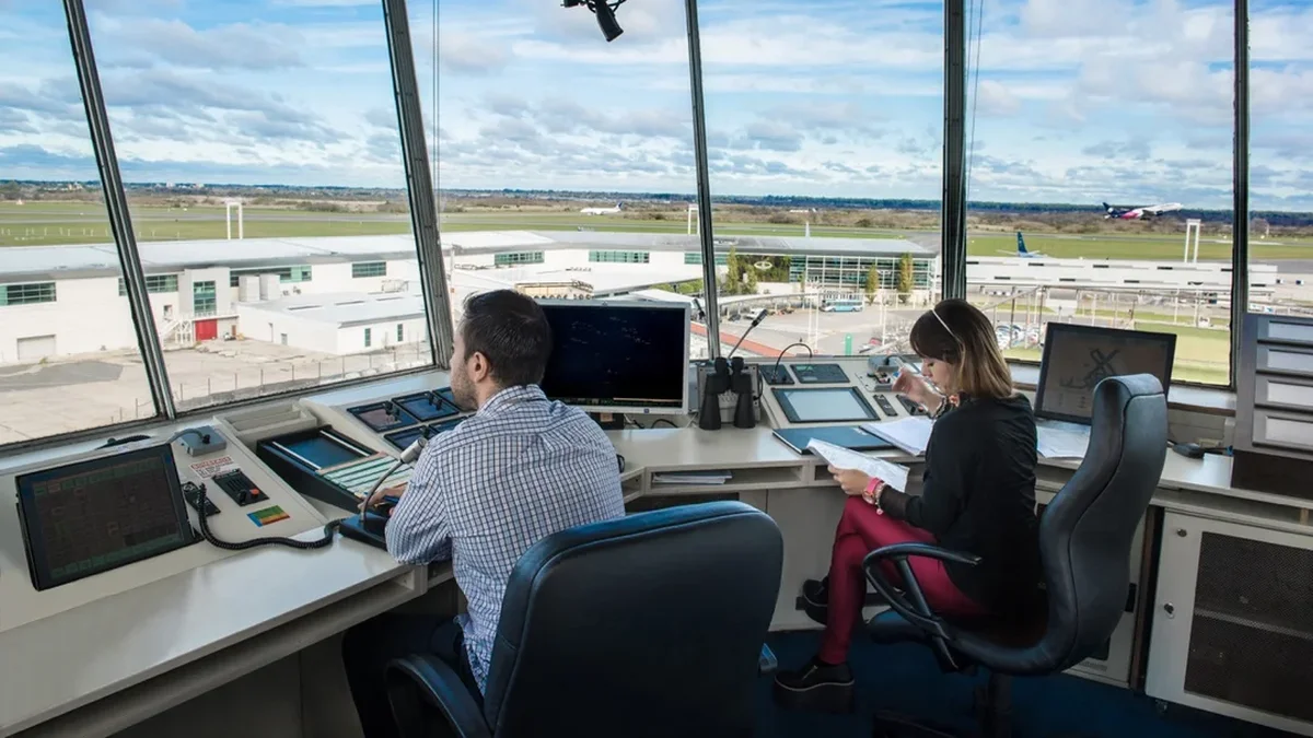 Controladores aéreos preparan medidas de fuerza que pueden afectar los vuelos en las fiestas