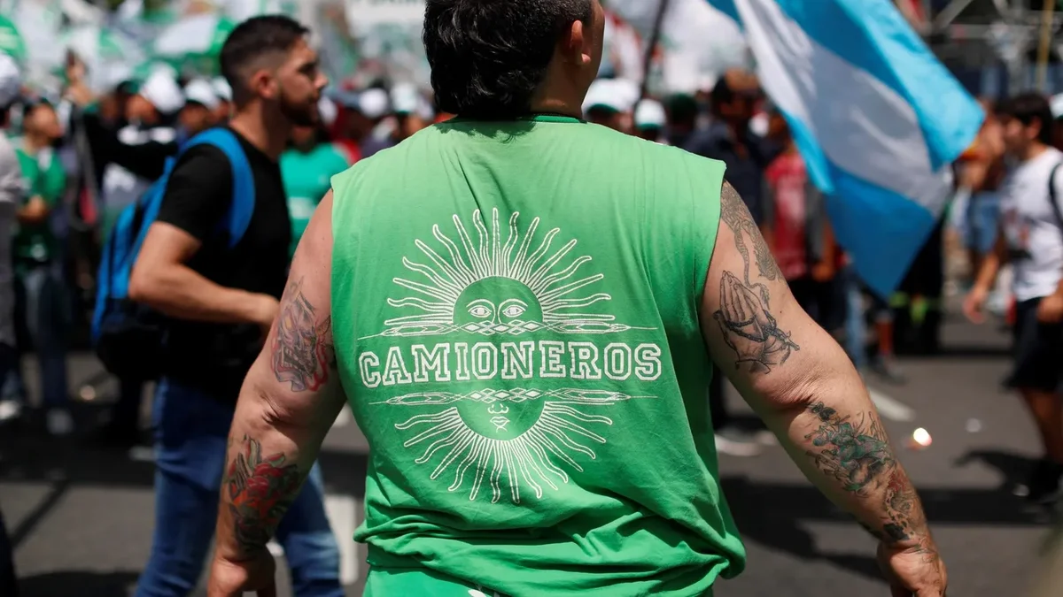 Camioneros cerró la paritaria lejos de lo que pedía pero aseguró un bono de 600 mil pesos