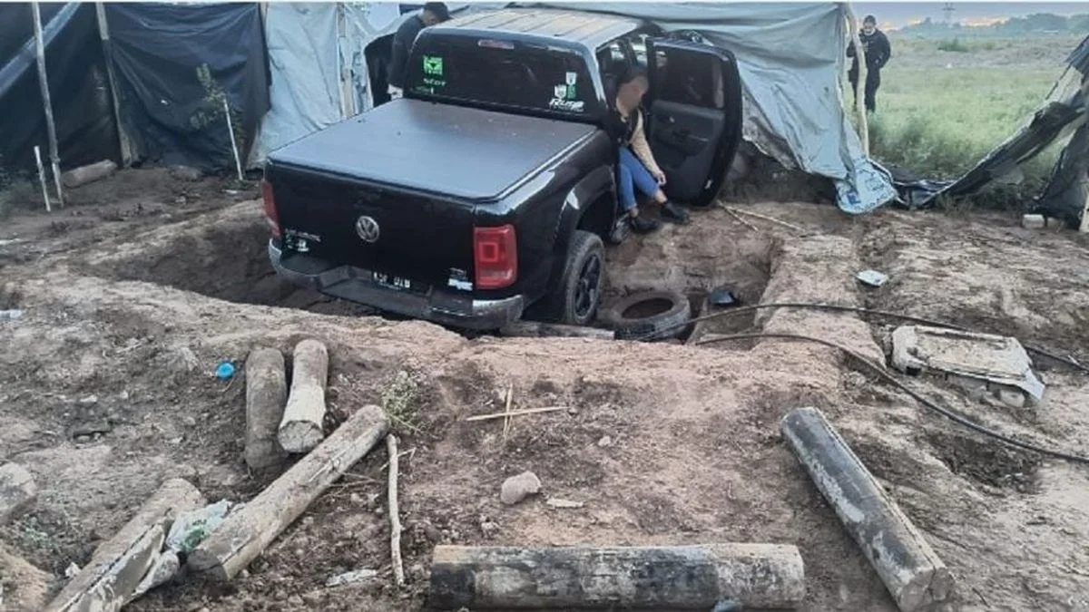 Insólito accidente en Las Heras: manejaba ebrio en su Amarok y terminó en una pileta
