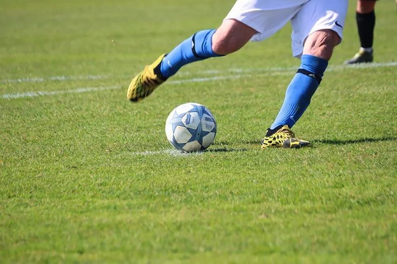 Un futbolista perdi&oacute; la vida luego de tragarse una moneda en pleno partido.
