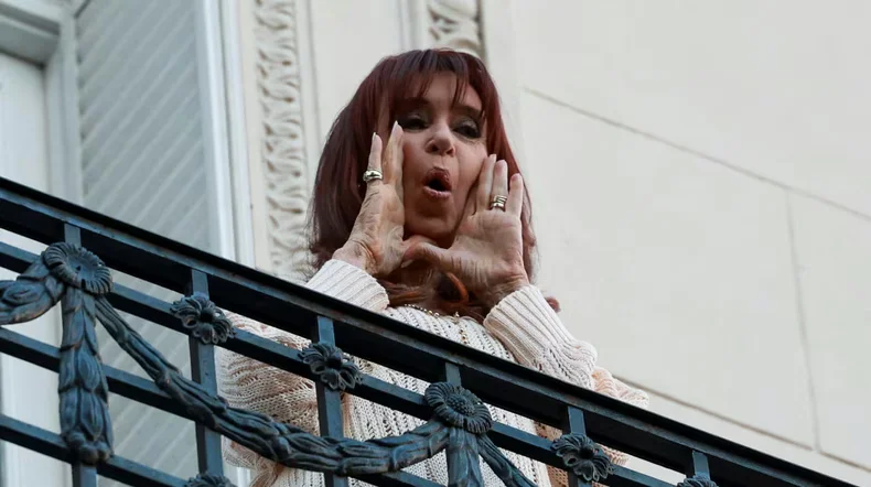 Cristina Kirchner seguirá bajo prisión domiciliaria.