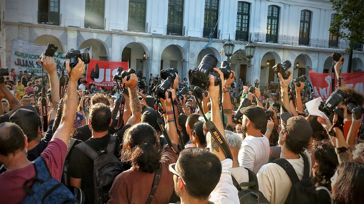 Fotógrafos se manifestaron contra Santiago Caputo por intimidar a un trabajador