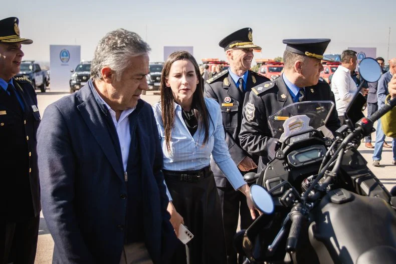 El gobernador Alfredo Cornejo junto a la ministra de Seguridad, Mercedes Rus.&nbsp;