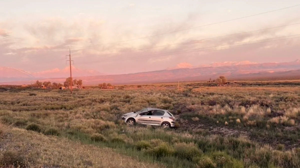 Sufrió un vuelco con su auto en una ruta de San Rafael por querer prender un cigarrillo