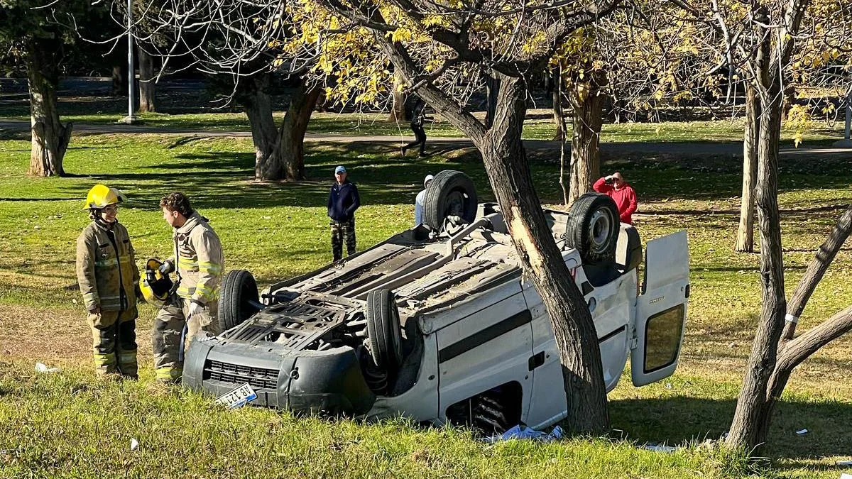 Acceso Este: tres heridos tras fuerte choque y vuelco de dos vehículos