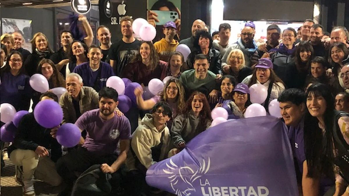 Festejo violeta en San Rafael: el frente La Libertad Avanza + Cambia Mendoza celebró en las calles