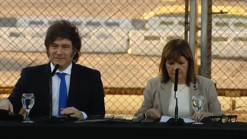 El presidente Javier Milei junto a la ministra de Seguridad Nacional, Patricia Bullrich.&nbsp;