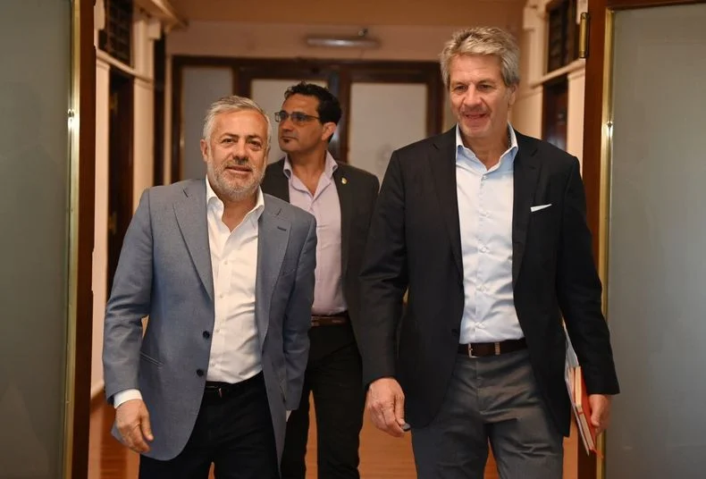 Alfredo Cornejo y el ex secretario coordinador de Producci&oacute;n Juan Pazo en Casa de Gobierno. Detr&aacute;s, Diego Chaher.&nbsp;