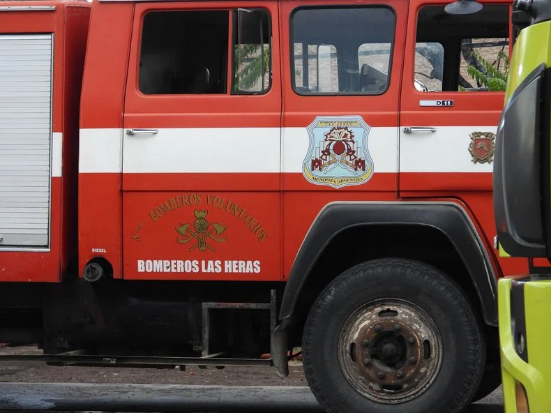 Lograron frenar un feroz incendio que se desat&oacute; en Las Heras.