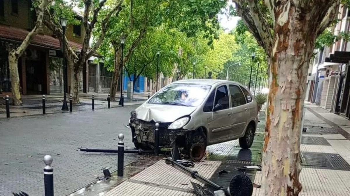 San Rafael: derribó pilastras con su auto en el centro y el municipio lo multará por el accidente
