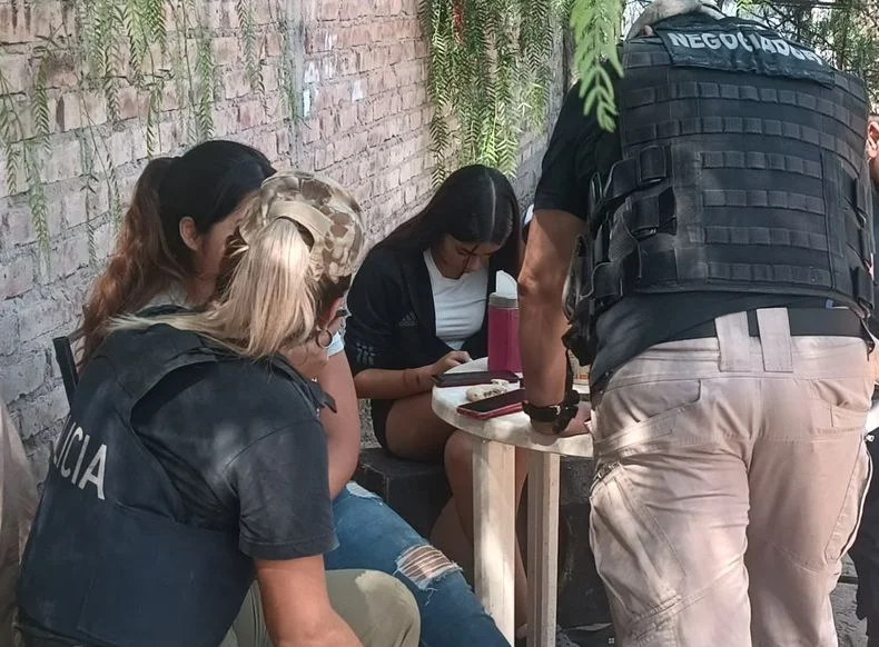 El momento de la negociación indirecta a través de familiares.