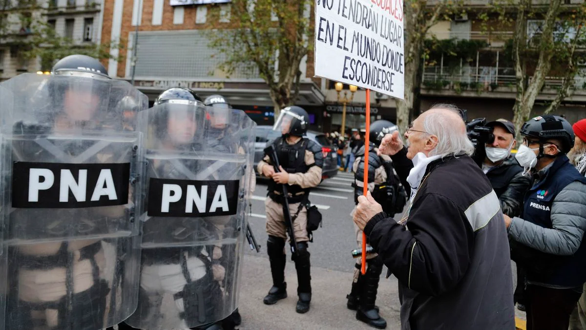 Incidentes en la marcha de los jubilados tras caerse la sesión en Diputados