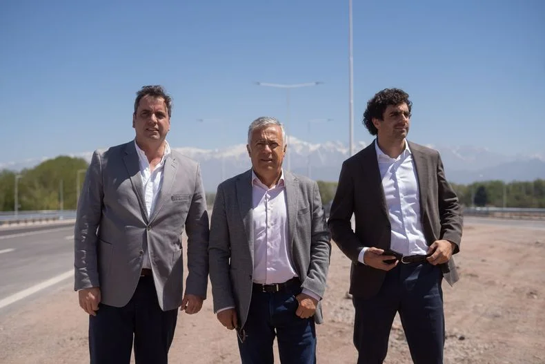 Lisandro Catalán, ministro del Interior; el gobernador Alfredo Cornejo y el ministro de Gobierno, Natalio Mema. 