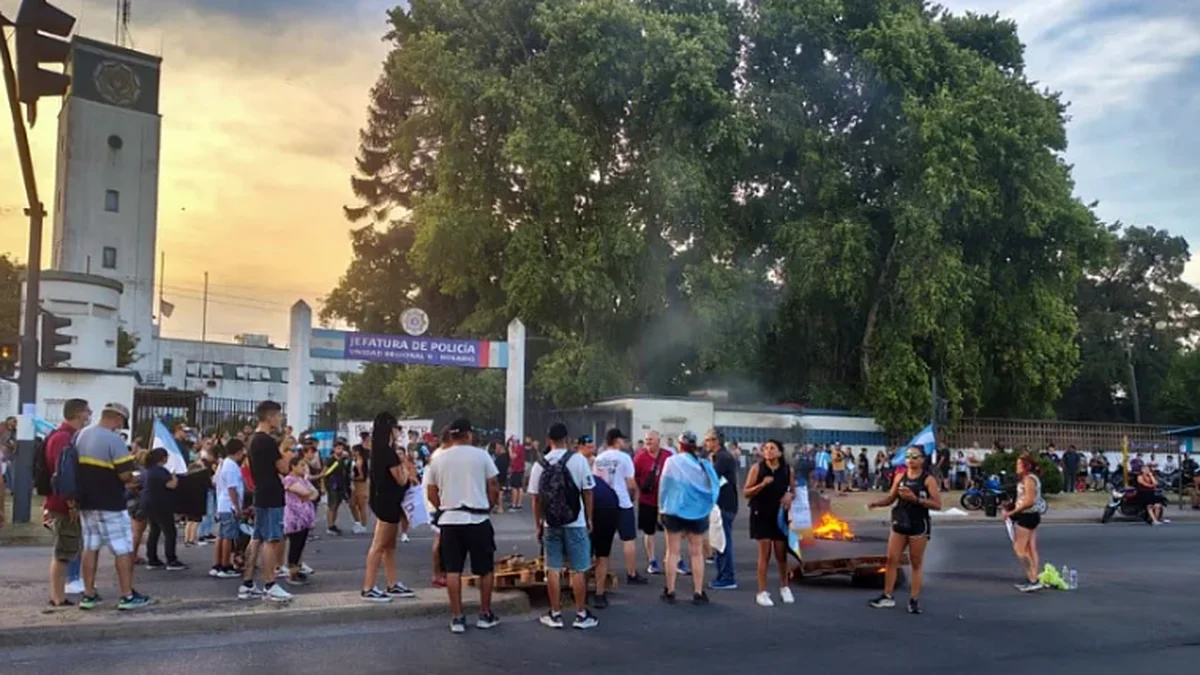 Policías acuartelados, represión y enojo oficial en Santa Fe