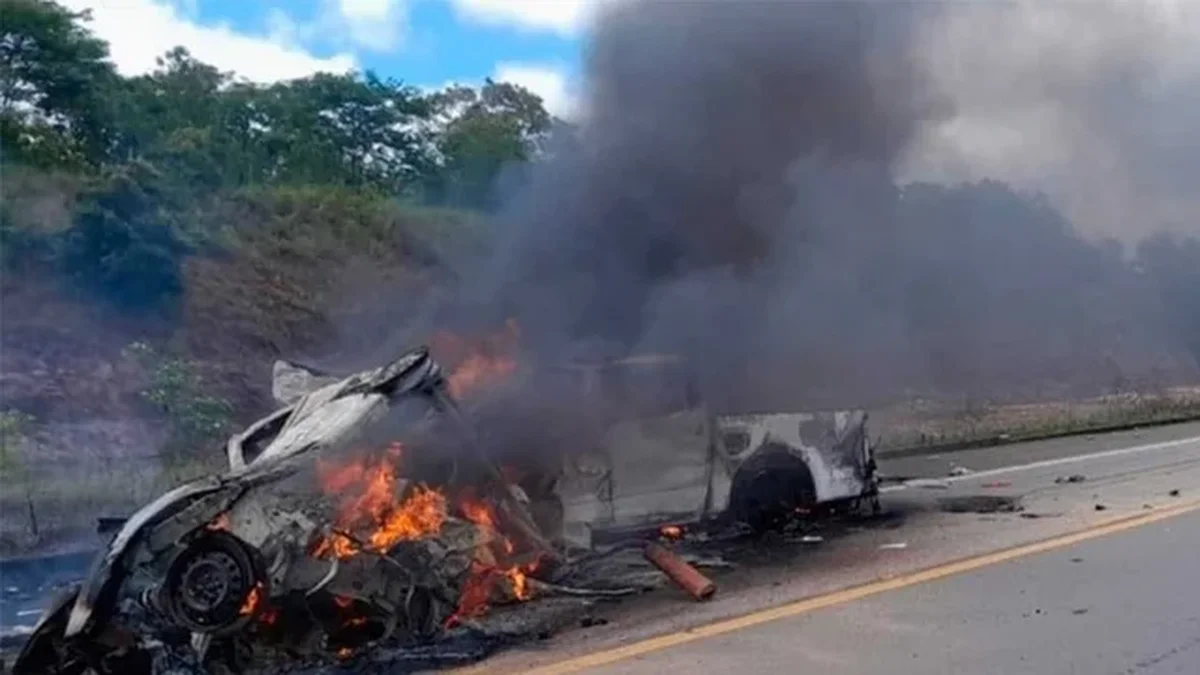 Tragedia en Brasil: once muertos tras un brutal choque frontal seguido de incendio