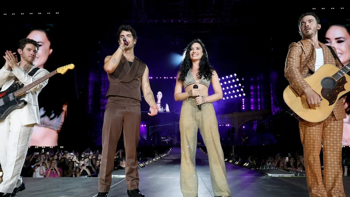 Demi Lovato y los Jonas Brothers cantaron los éxitos de Camp Rock: ¿se viene la tercera?