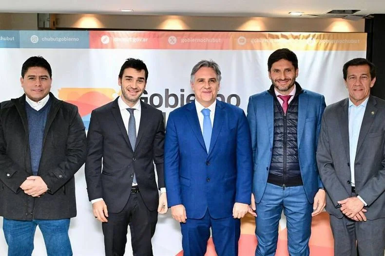 Los gobernadores Claudio Vidal (Santa Cruz), Ignacio Torres (Chubut), Martín Llaryora (Córdoba), Maximiliano Pullaro (Santa Fe) y Carlos Sadir (Jujuy).