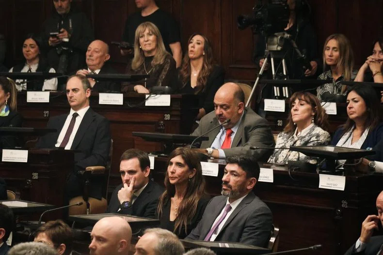 Senadores y diputados escuchando el discurso del gobernador Alfredo Cornejo en la Legislatura.&nbsp;