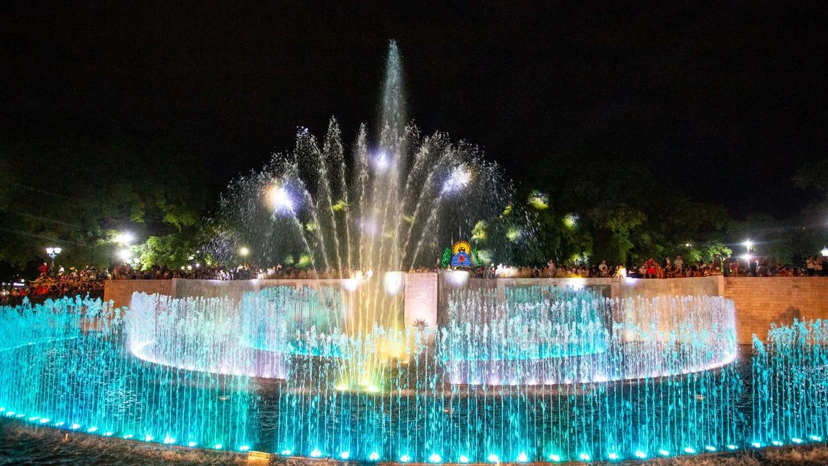 Nuevo show de aguas danzantes en la fuente de la Plaza Independencia