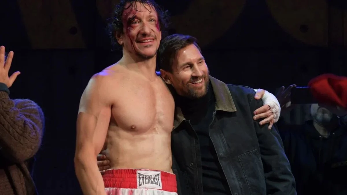 Fotos y videos: Lionel Messi fue a ver la obra de Nicolás Vázquez y revolucionó la calle Corrientes