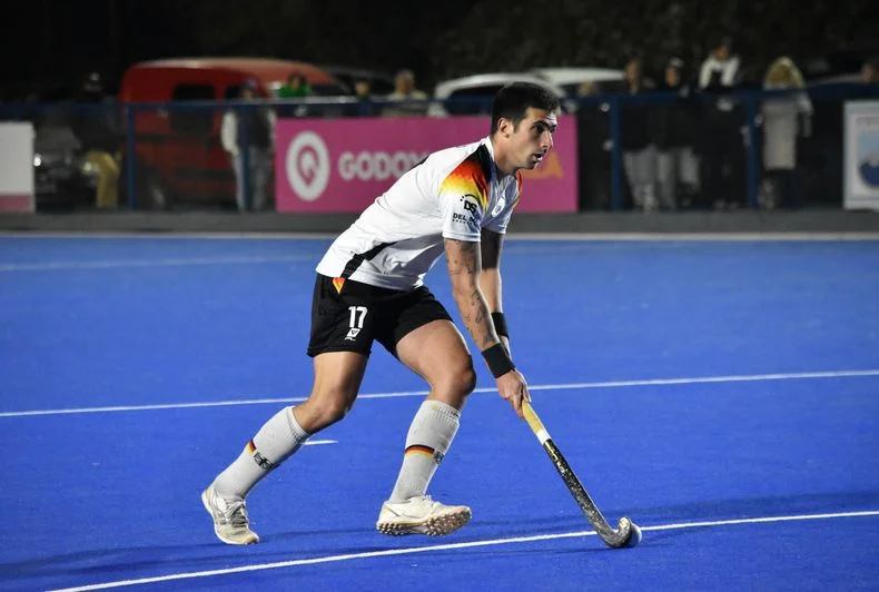 Alemán sigue firme en el torneo Clausura de hockey sobre césped masculino.