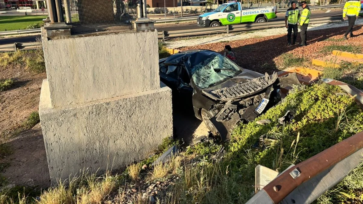 Un empleado municipal herido tras ser embestido por un auto que chocó luego con una imagen de la Virgen de la Merced