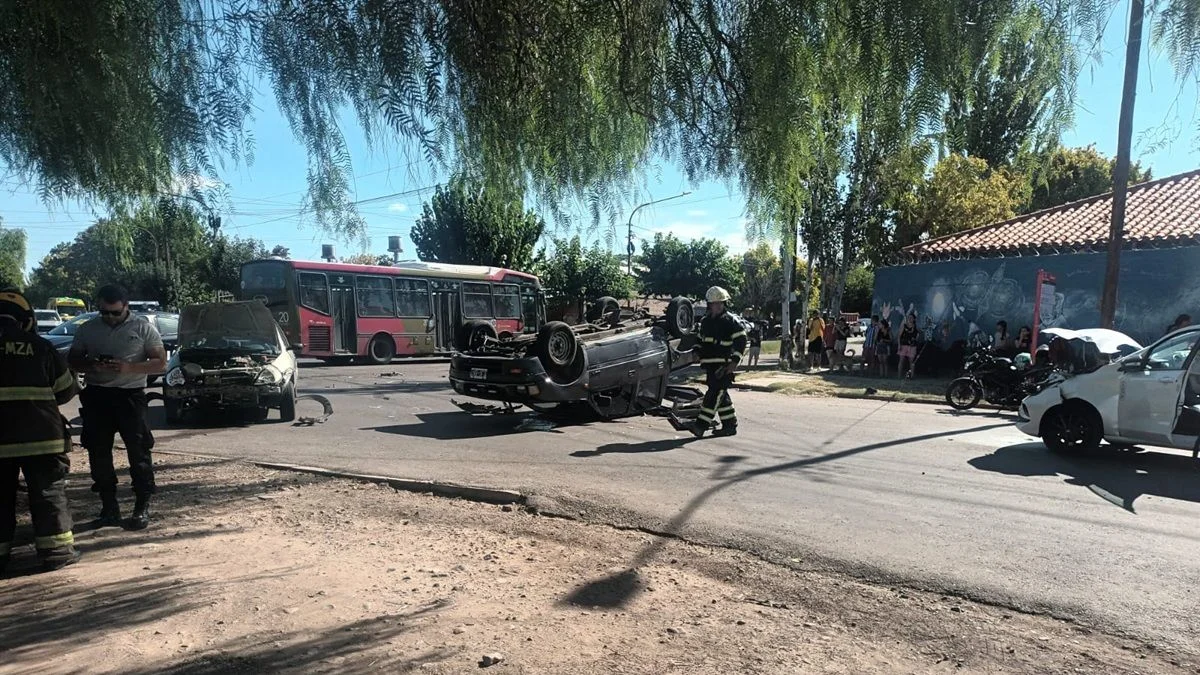 Choque múltiple en Maipú: una camioneta volcó y dos personas fueron hospitalizadas