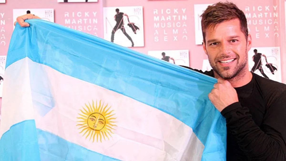 Furor por Ricky Martin en Argentina: saludó y bailó con sus fans en la puerta del hotel