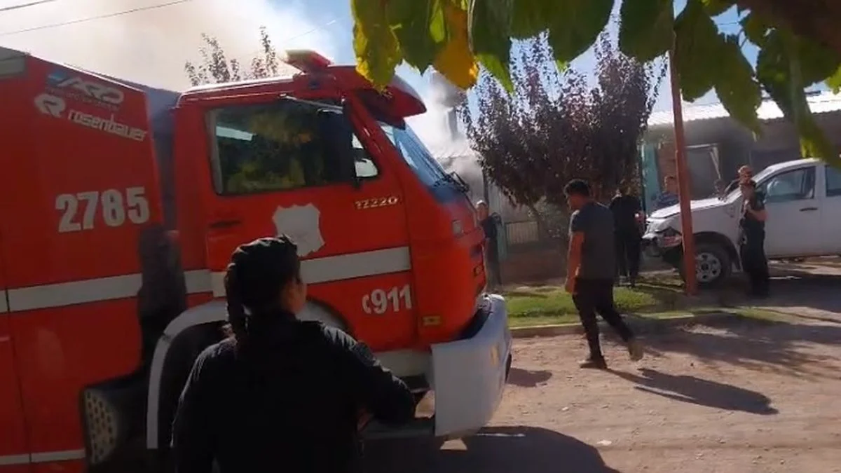 Incendio en un taller de autos en San Rafael: bomberos y vecinos apagaron las llamas