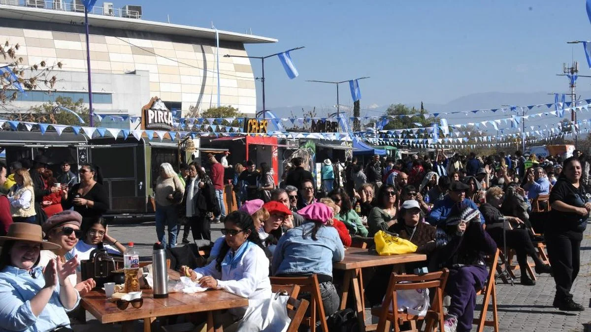 Mendoza celebra el 25 de Mayo con peñas y artistas locales en toda la provincia