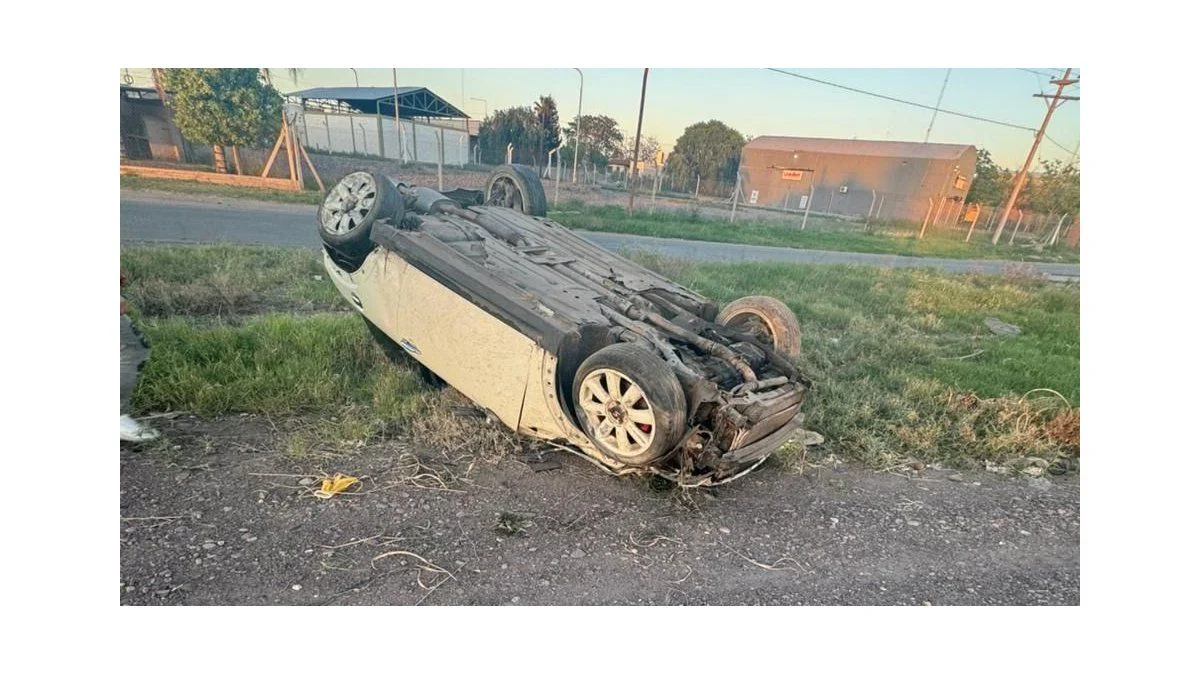 Aparatoso vuelco de un Mini Cooper en el Acceso Este: su conductor estaba ebrio