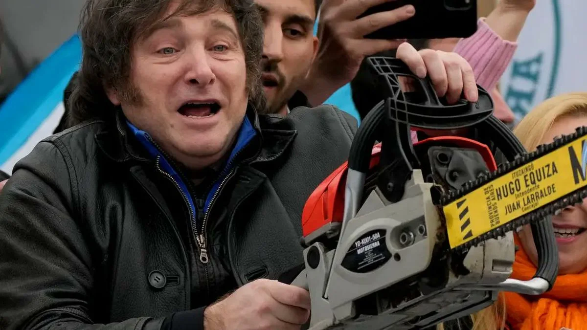 Milei dejará sin trabajo al 10% de los estatales: Sturzenegger y Adorni operan la motosierra