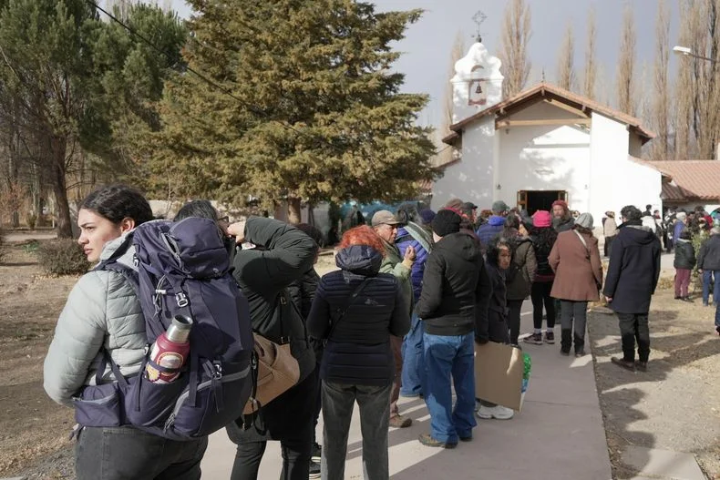 Cola para ingresar a la audiencia en la parroquia de Uspallata, que el Arzobispado ordenó abrir para este evento. 