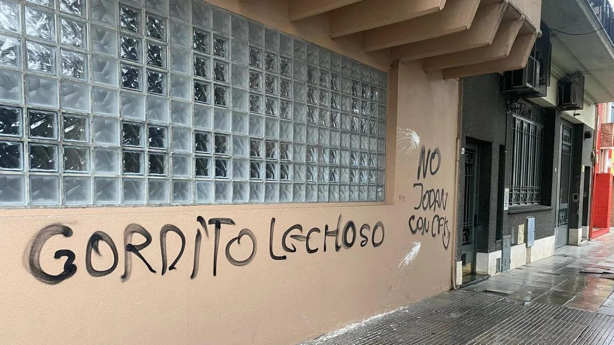 Tras vandalizar OLGA, manifestantes K arremetieron contra Radio Rivadavia
