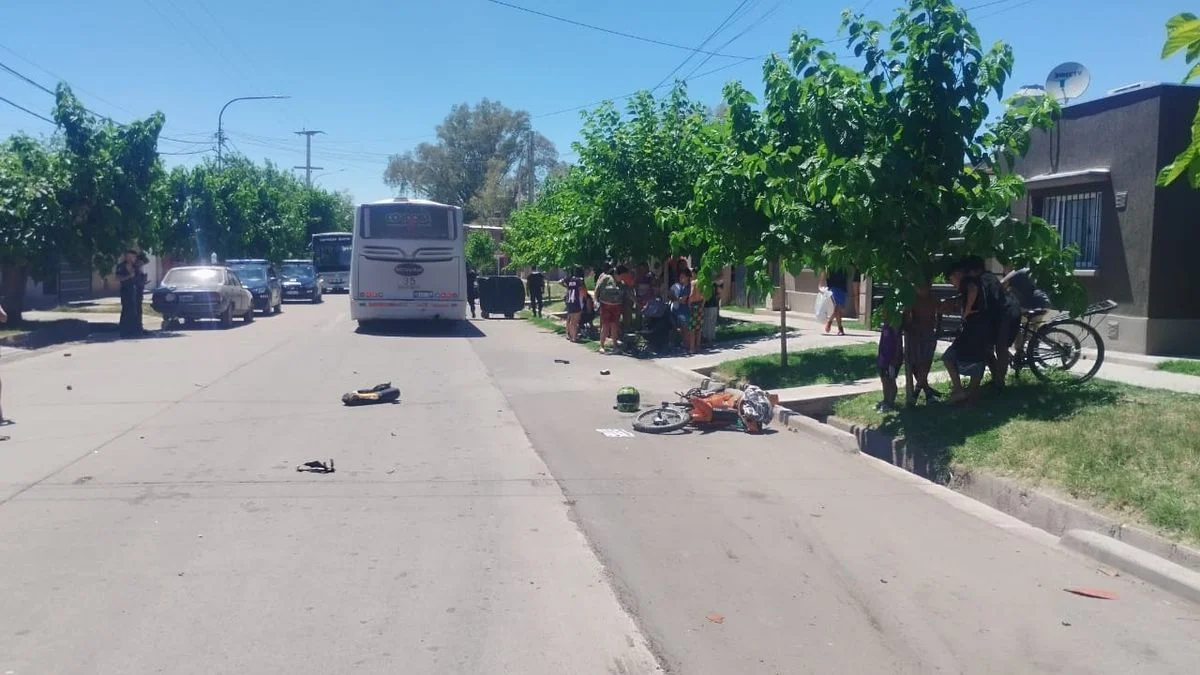 Murió una motociclista que chocó con un colectivo en Guaymallén: estaba internada con graves lesiones