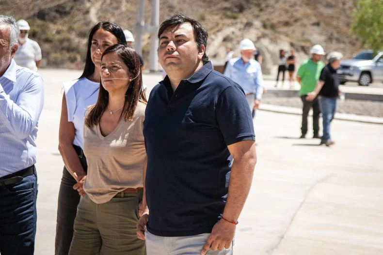 “Así que, si tiene una oportunidad intendente de Las Heras, con muchísimo gusto le voy a entregar este hermoso presente”, bromeó Lourdes Arrieta.