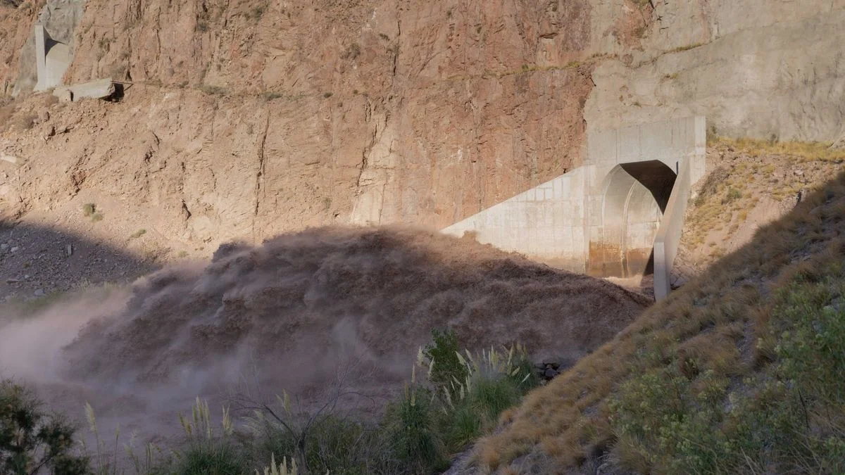 Por maniobras en el dique Potrerillos aumentará el caudal del río: piden no acercarse a sus márgenes