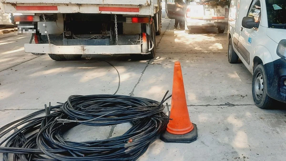 Robo de cables en Las Heras: cinco hombres quedaron detenidos por intentar sustraer 150 metros del ex trole