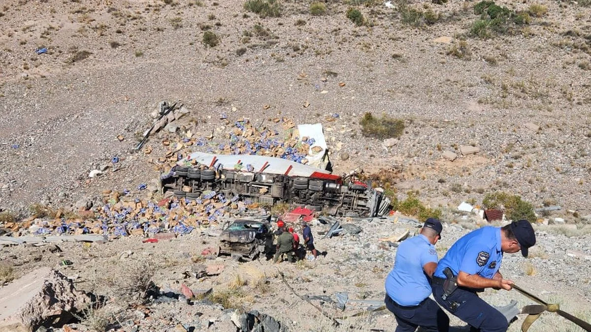 Grave accidente en ruta 7: camión chocó contra dos autos y desbarrancaron