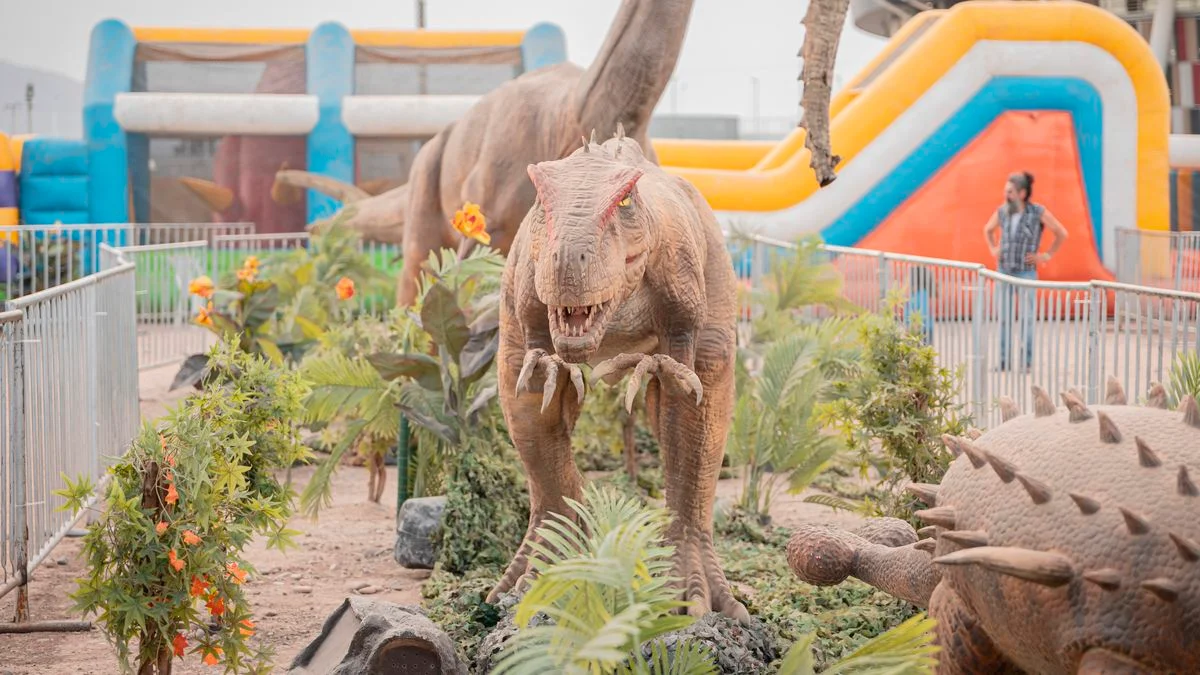 En vacaciones de verano llega Dino Jump: un inflable gigante y dinosaurios a escala real