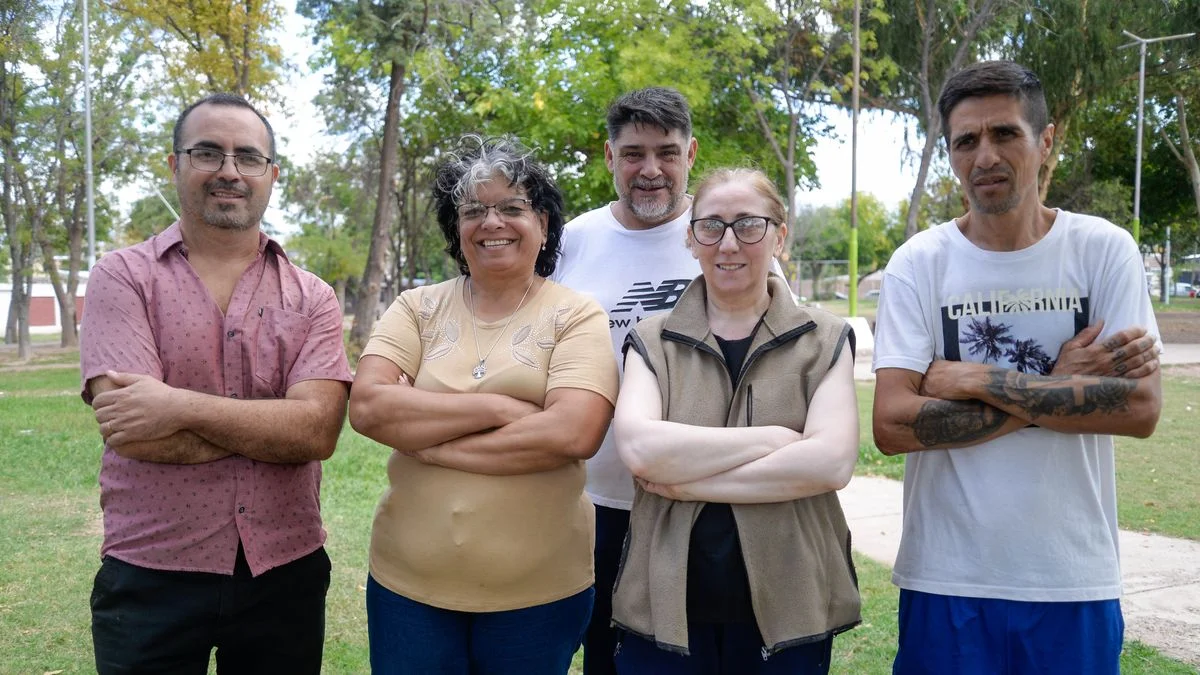 Vecinos arreglan y limpian la plaza del barrio Cristo Redentor ante la poca presencia municipal