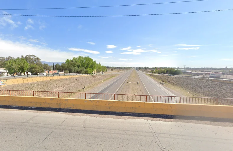 Ruta Nacional 40 y calle Quintana, desde donde se quiso tirar la mujer.