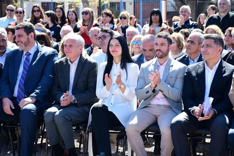 La intendenta Flor Dest&eacute;fanis (Santa Rosa) junto a Ra&uacute;l Rufeil (San Mart&iacute;n) en la presentaci&oacute;n de la licitaci&oacute;n del Tren de Cercan&iacute;as que har&aacute; el Gobierno.&nbsp;
