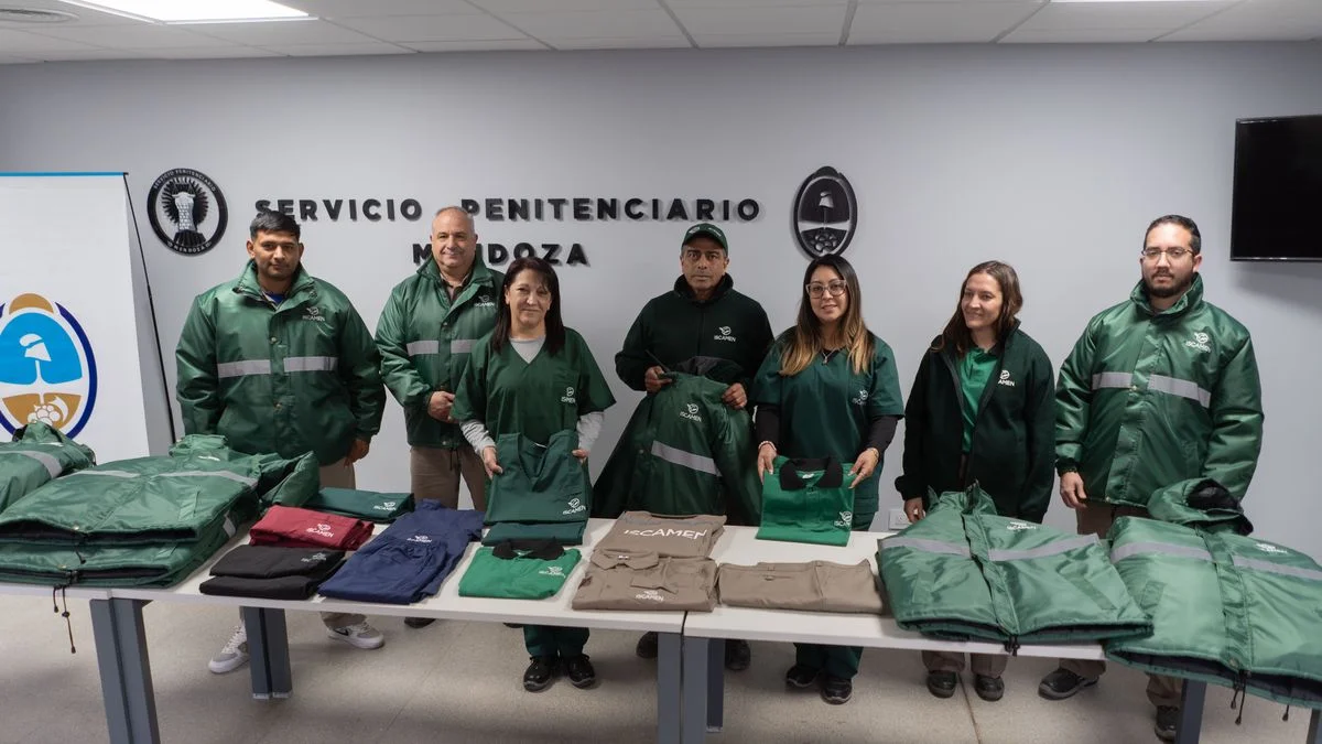 Presos de Mendoza fabrican más de 5.000 prendas: entregaron 300 camperas recicladas al Iscamen
