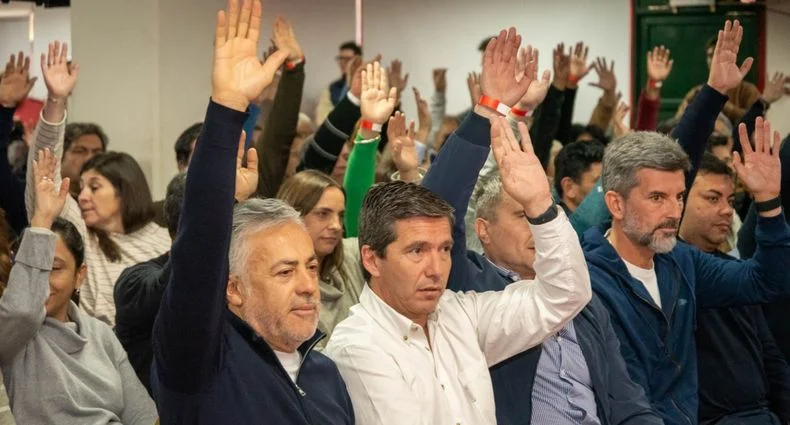 El gobernador Alfredo Cornejo junto al presidente de la UCR y de la C&aacute;mara Baja, Andr&eacute;s Lombardi. El diputado confirm&oacute; que avanzar&aacute;n con la suspensi&oacute;n de las PASO durante el 2025.&nbsp;