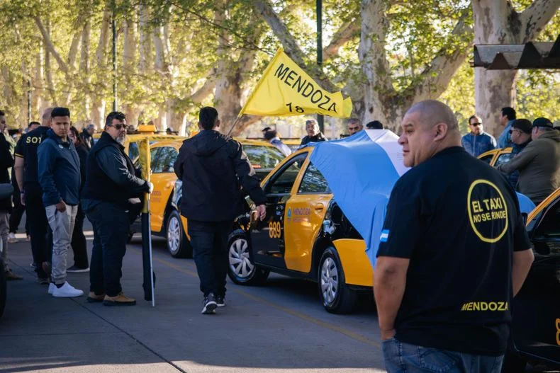 Taxistas vs. plataformas: la batalla recrudece en las calles, en medio de una crisis sin tregua en Mendoza