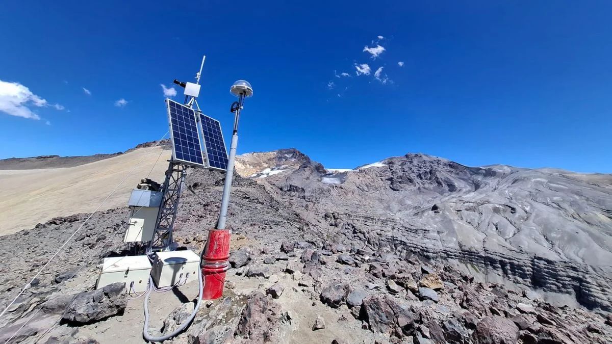 Volcán en Malargüe: instalaron estaciones para tener un mejor control de sismos y cenizas