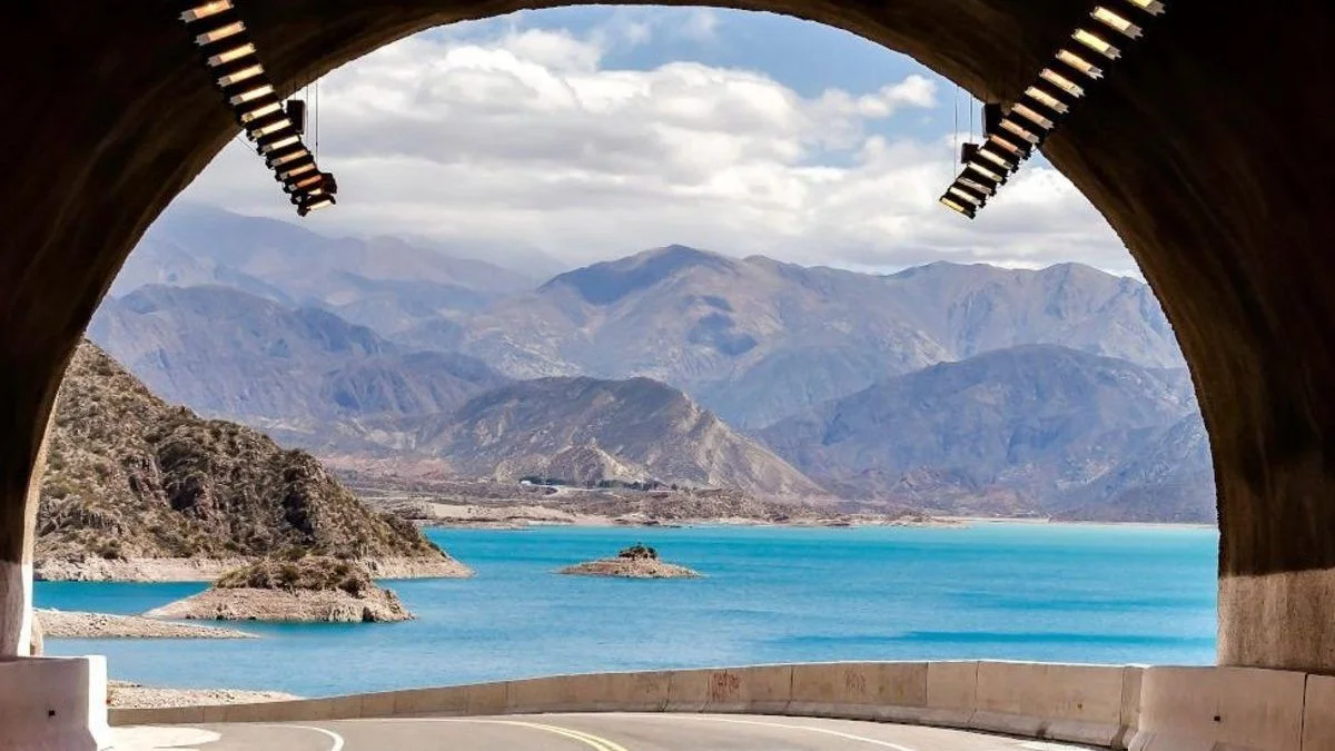 Cómo estará el tiempo durante la tarde del domingo y qué rutas presentan tránsito restringido