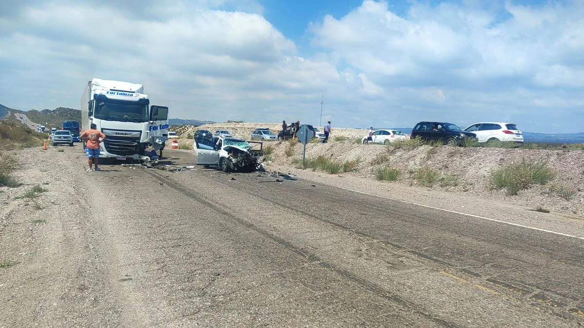 Grave accidente en Ruta 7: un niño salió despedido de un auto y hay varios lesionados